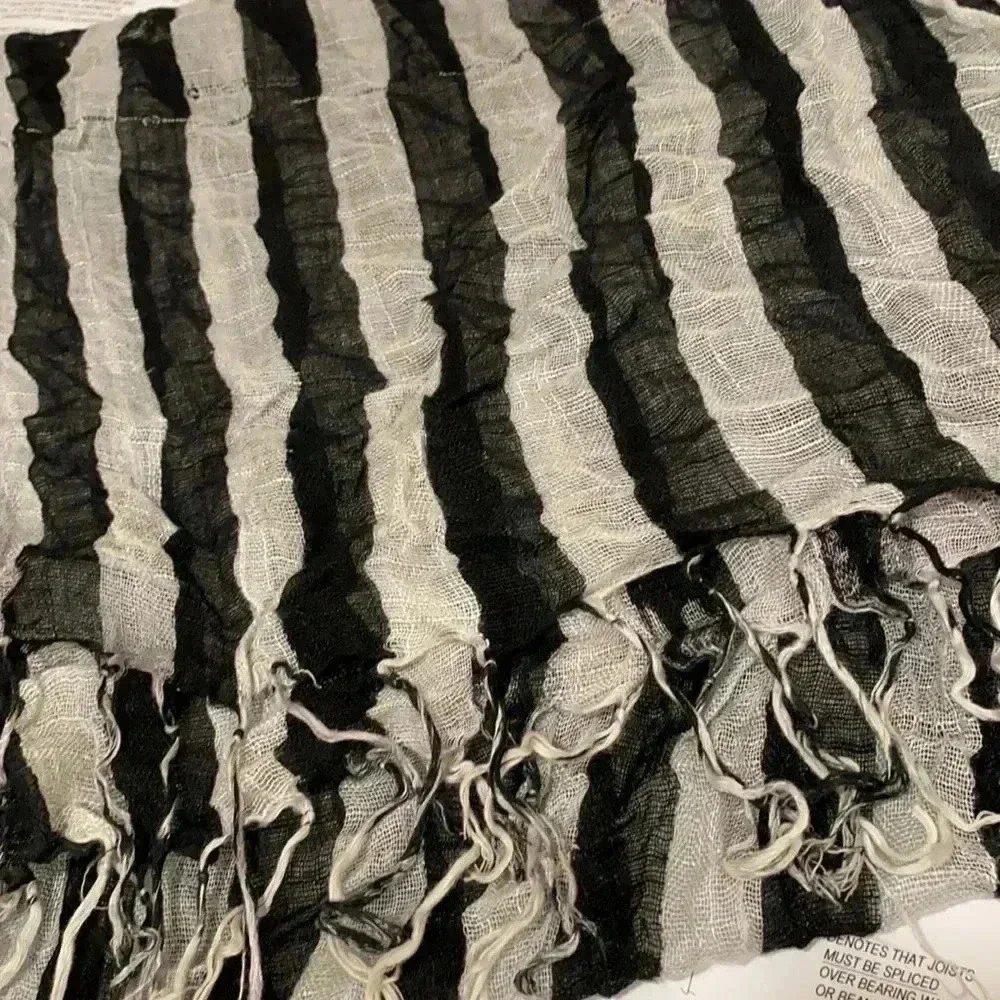 Black and gray scarf